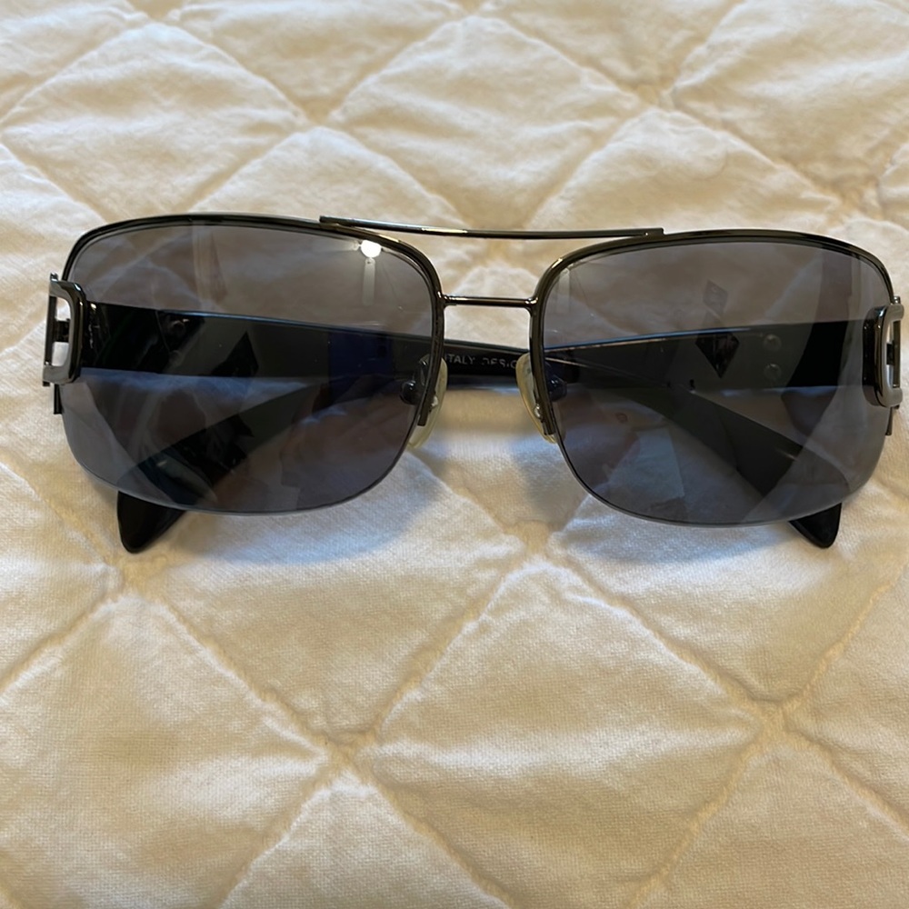 Cute generic sunglasses, wire rim across top